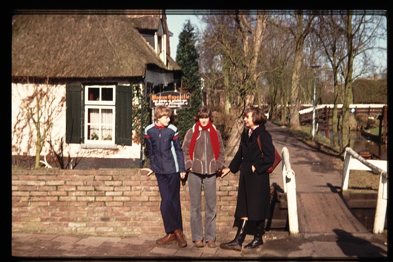 08.Giethoorn mrt 1978 Mama,Brigitte,Peter.JPG
